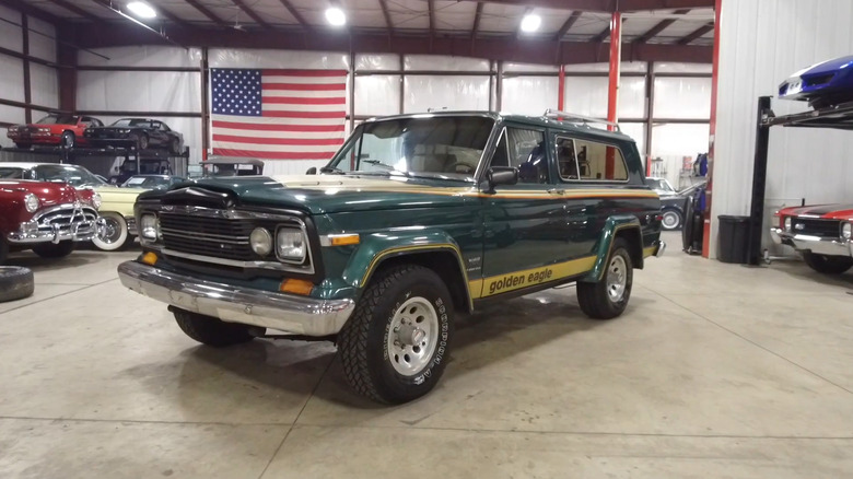 Вид спереди зеленого Jeep Cherokee 1980 года выпуска.