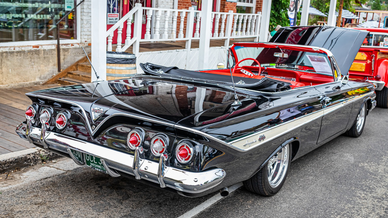 Вид сзади в 3/4 на кабриолет Chevrolet Impala SS 1961 года выпуска.