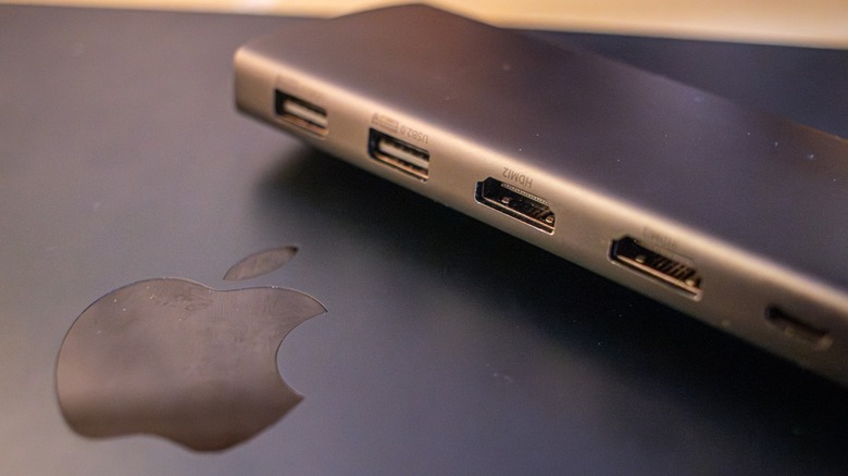 USB-концентратор с двумя портами HDMI на MacBook.