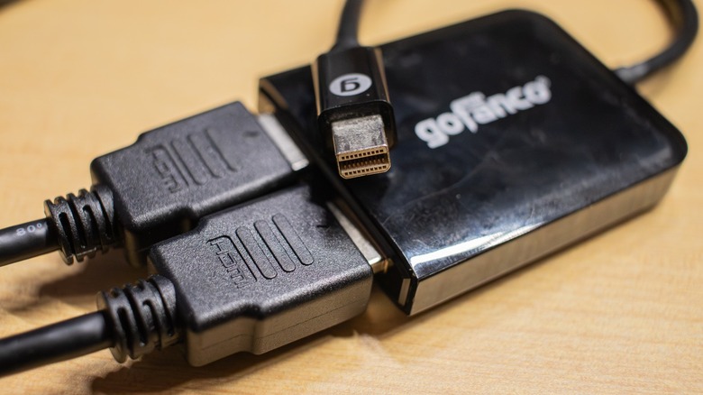 Разветвитель Gofanco mini-DisplayPort на HDMI.
