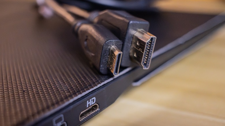Кабель-переходник с мини-HDMI на HDMI на ноутбуке.