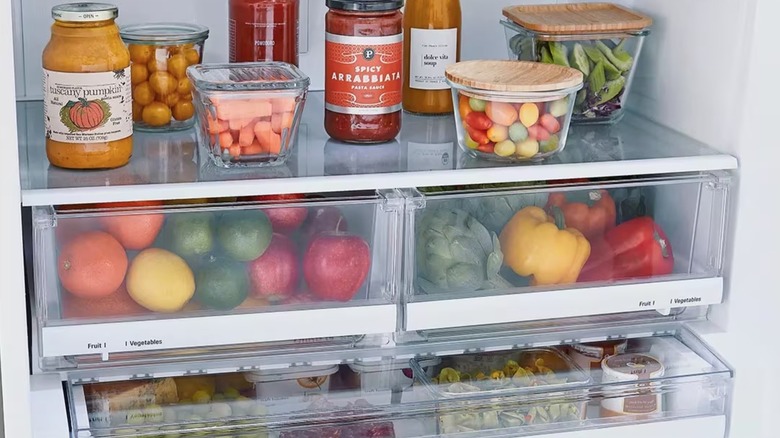 Скоропортящиеся продукты питания лежат на полке в холодильнике LG