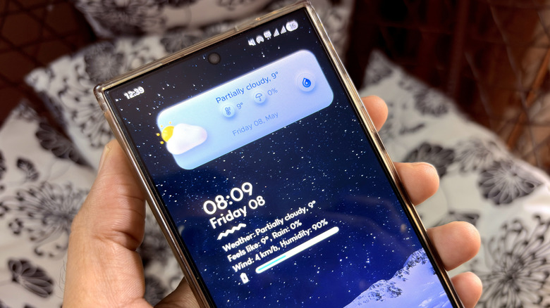 Виджет Overdrop, показывающий погоду в Лондоне на телефоне Samsung Galaxy S24 Ultra