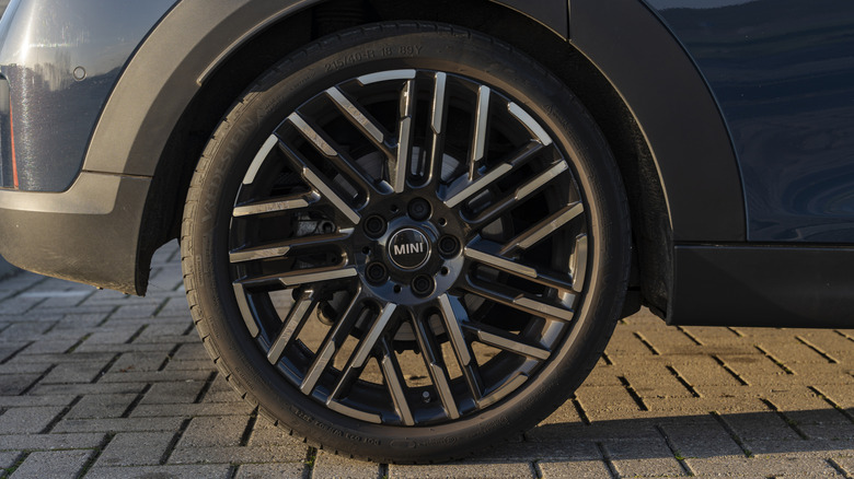 Крупный план серого Mini Cooper с шинами Vredestein.