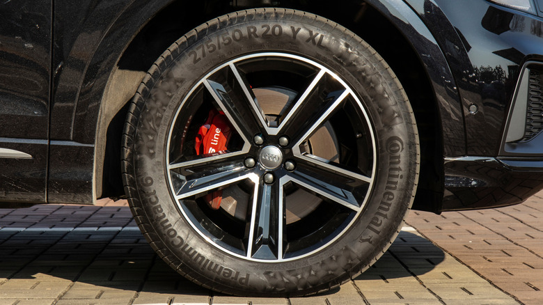 Крупный план внедорожника Audi на шинах Continental.