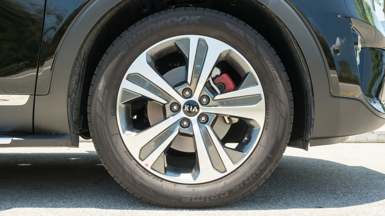 Крупный план черного внедорожника Kia с шинами Hankook.