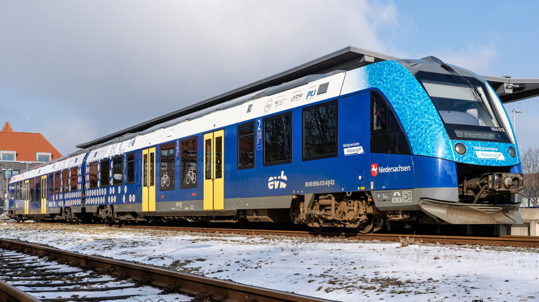 Региональный поезд vb Alstom Coradia iLINT 54 на водородном топливе на железнодорожной станции Куксхафен