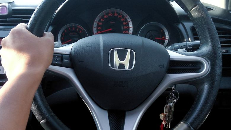 Вид руки, держащей руль Honda