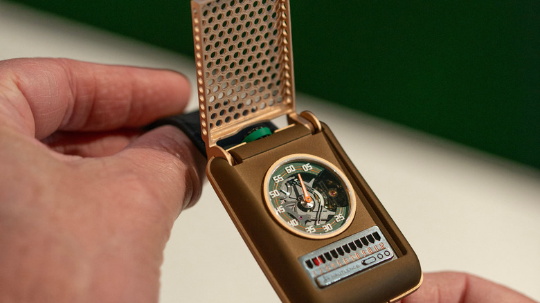 Часы Hautlence Retrovision 64 с открытой крышкой