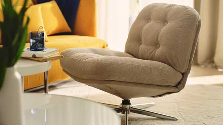 Вращающееся кресло Ikea бежевого цвета в гостиной.