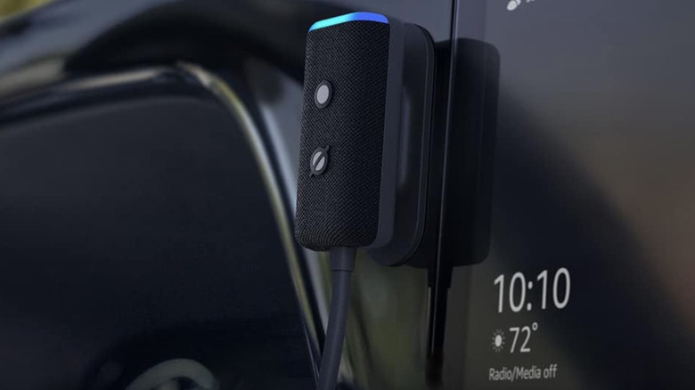 На снимке изображена установка Echo Auto в автомобиле.