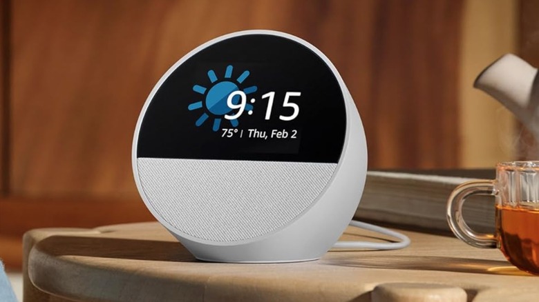 На снимке изображен будильник Echo Spot на тумбочке.
