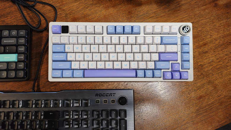 Механическая клавиатура LeoBog Hi75 вместе с клавиатурами Roccat и NuPhy