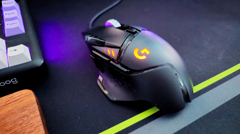 Мышь Logitech G502 Hero на столе