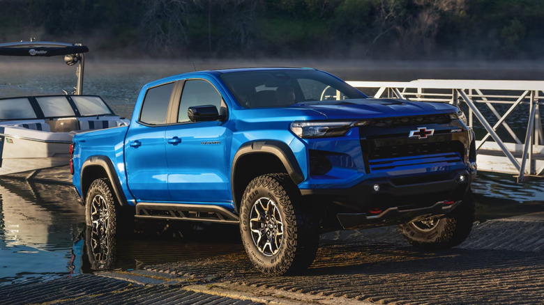 Chevy Colorad вытаскивает лодку из воды