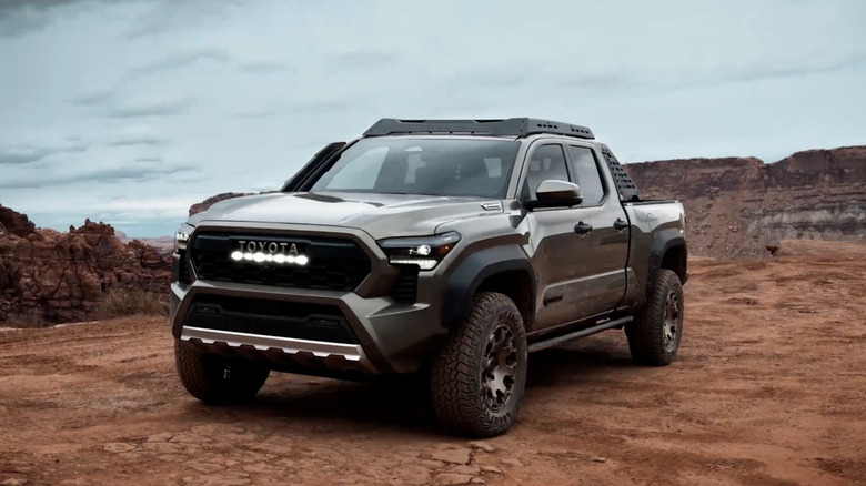 Toyota Tacoma движется по скалистому перевалу