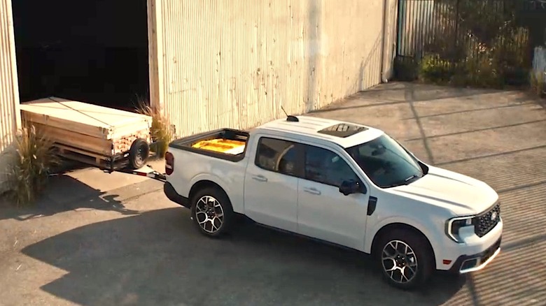 Ford Maverick перевозит лес