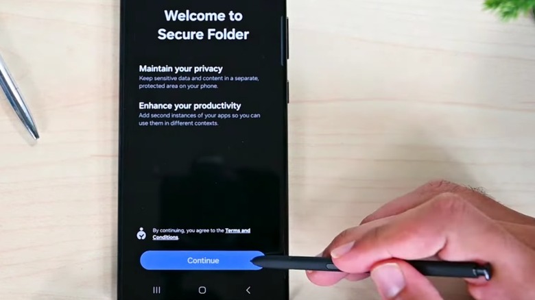 Стилус нажимает на опцию защищенной папки Samsung.