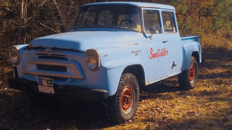 Трехдверный пикап с двойной кабиной 4x4 International Harvester Travelette 1958 года выпуска.