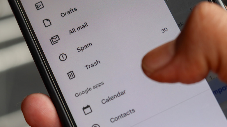 Телефон с настройками Gmail.