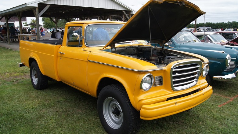 Желтый пикап Studebaker Champ 1960 года на автосалоне