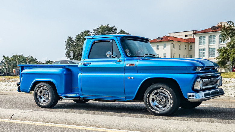 Профильный снимок синего пикапа Chevrolet C10 с боковым шагом