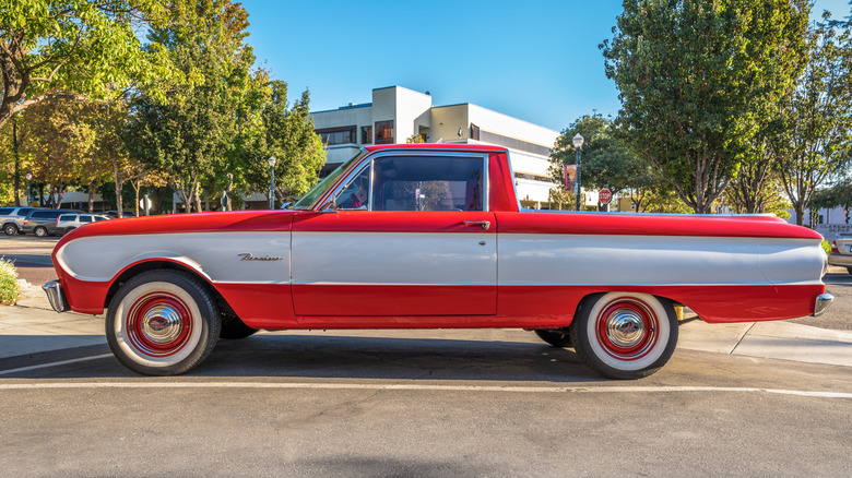 Профиль Ford Falcon Ranchero 1963 года выпуска в красно-сером цвете.