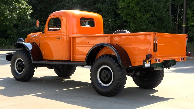 Оранжево-черный снимок заднего профиля Dodge Power Wagon