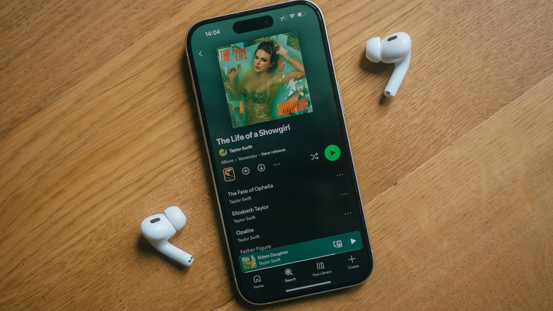Беспроводные наушники AirPods Pro с обеих сторон iPhone с поддержкой Spotify.