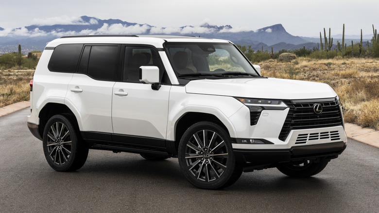 Lexus GX 2026 года припаркован на дороге