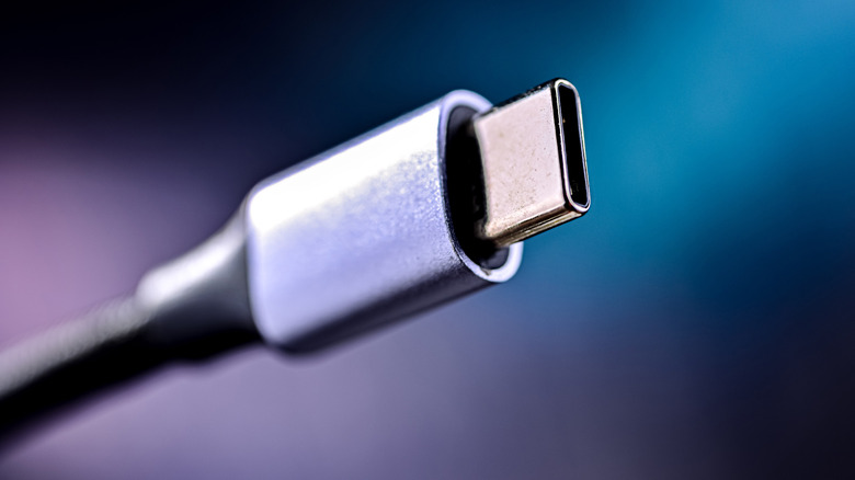 Крупным планом кабель и разъем USB-C