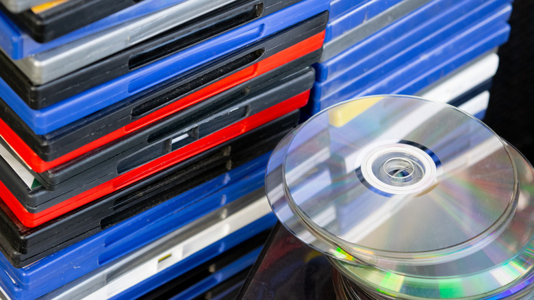 Стопки коробок CD/DVD рядом со стопкой дисков