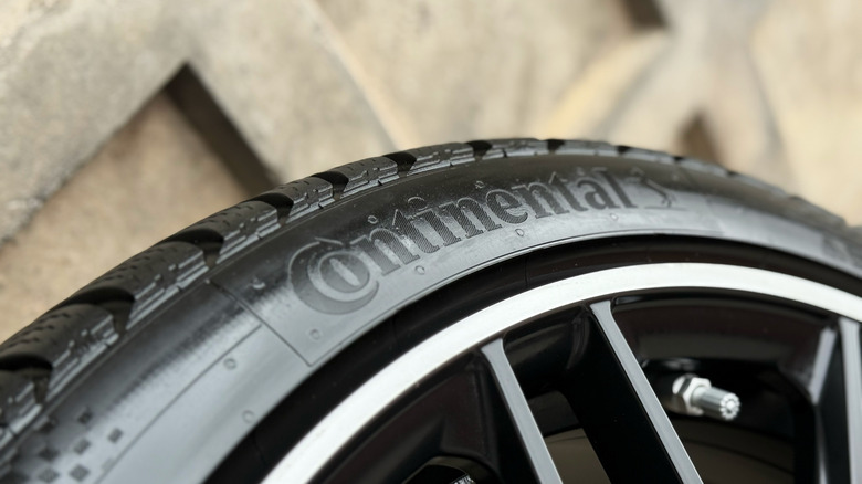 Логотип Continental на шине