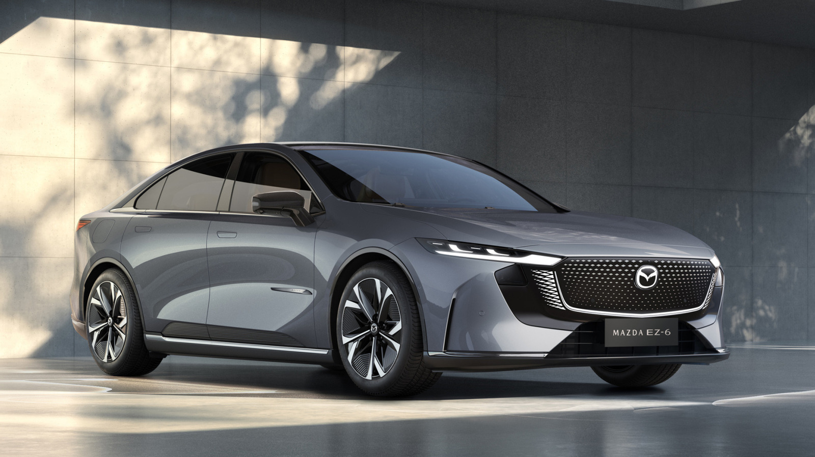 Mazda медленно меняет свой логотип, и он начинает появляться во многих местах