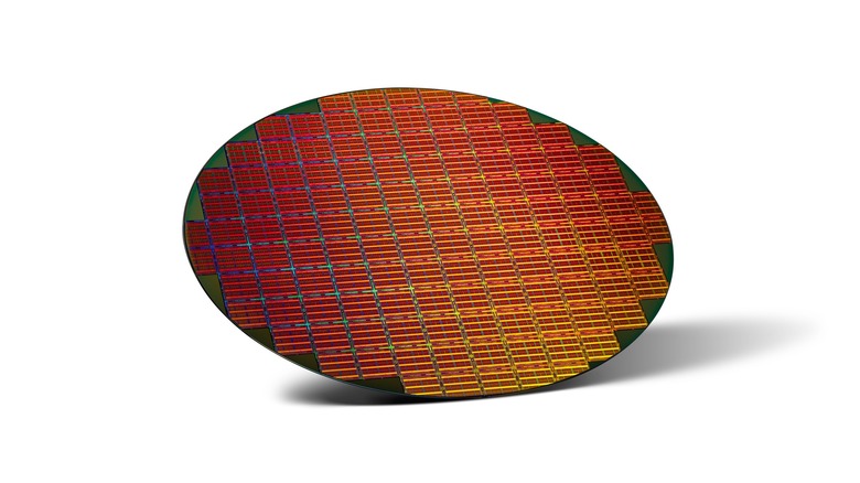 Кремниевая пластина, содержащая процессоры Intel Xeon 6.