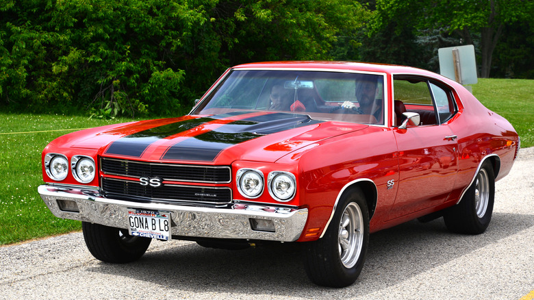 Красно-черный Chevrolet Chevelle SS 454 1970 года выпуска по проселочной дороге