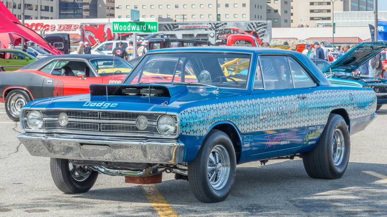 Dodge Dart Hemi 1968 года с модификациями для дрэг-рейсинга и гоночной окраской представлен на автосалоне