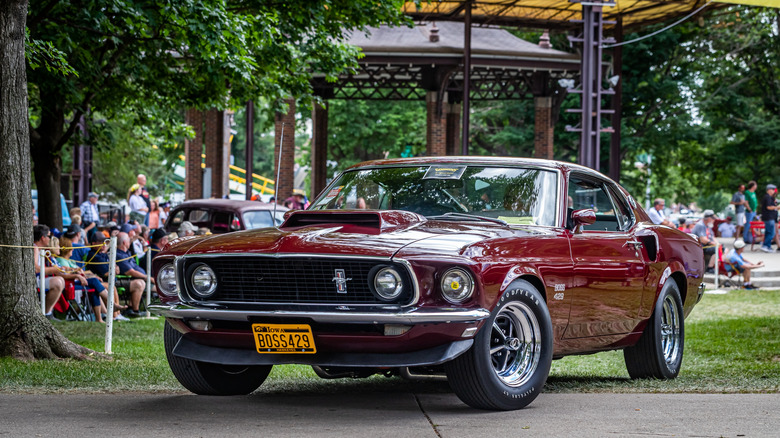 Бордовый Ford Mustang Boss 429 на автосалоне