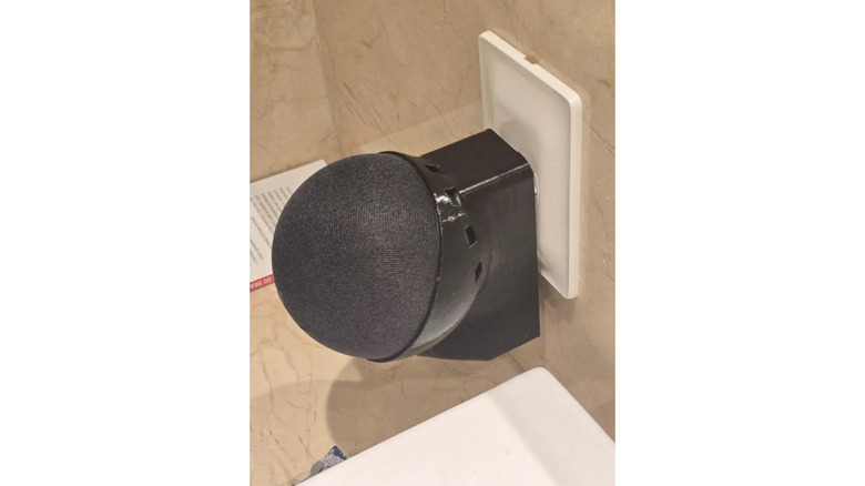 Amazon Echo Dot, установленный на держателе розетки, напечатанном на 3D-принтере.