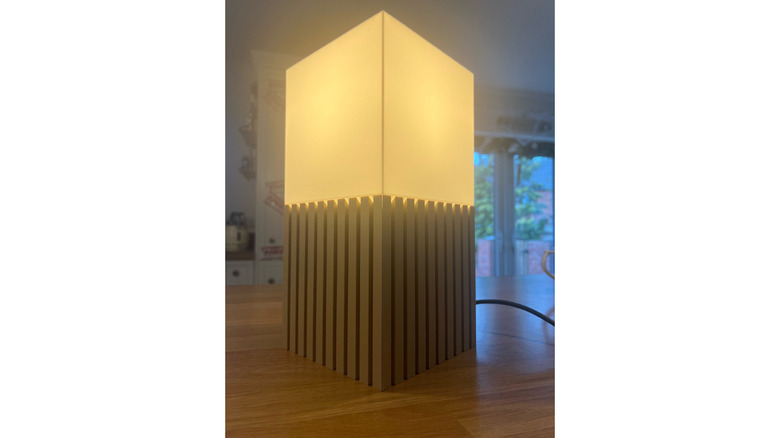 Лампа Philips Hue внутри абажура, напечатанного на 3D-принтере