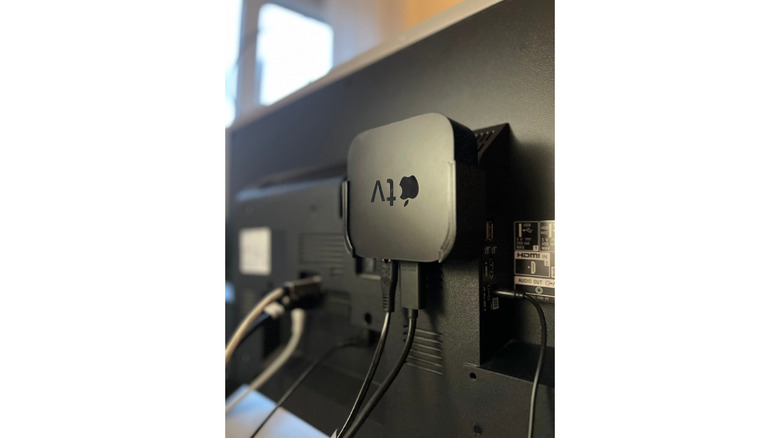 Apple TV 4K, установленный за телевизором с помощью корпуса, напечатанного на 3D-принтере.