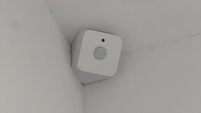Датчик движения Philips Hue установлен в угловом корпусе, напечатанном на 3D-принтере.