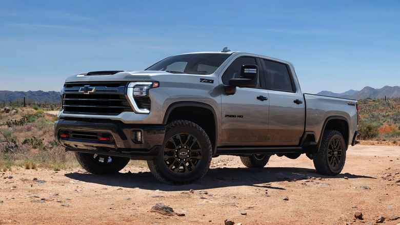 Chevrolet Silverado HD Trail Boss в пустыне