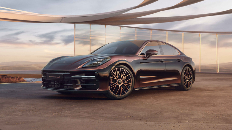 Роскошный Porsche Panamera припаркован среди футуристического песка.
