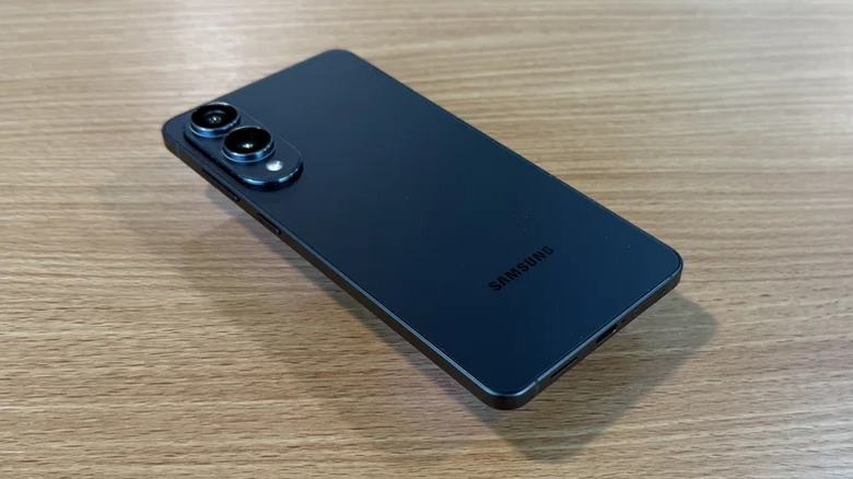 Galaxy S25 Edge на деревянной поверхности