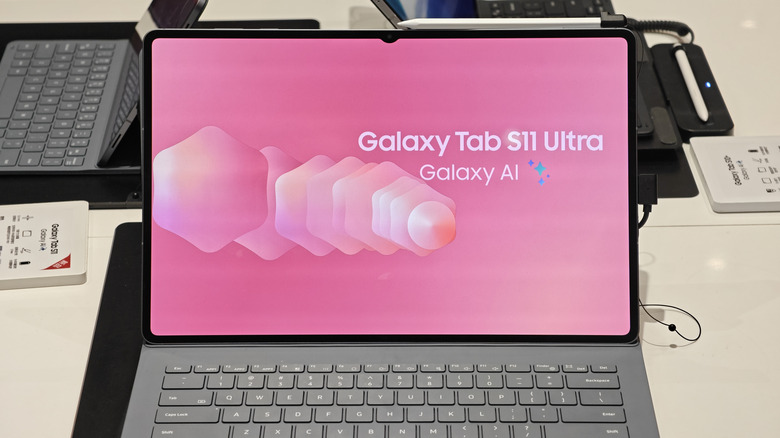 Galaxy Tab S11 Ultra на витрине в магазине