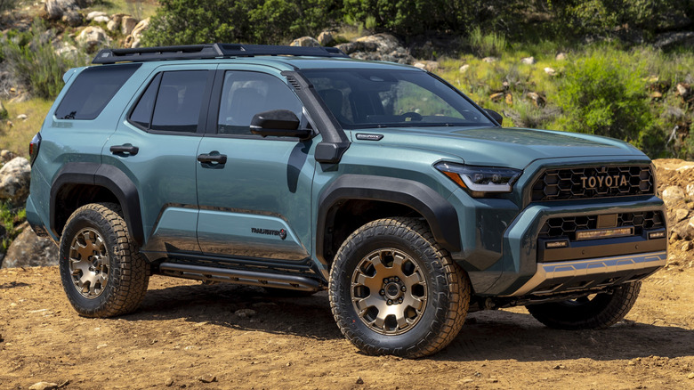 зеленая Toyota 4Runner припаркована на грунтовой дороге