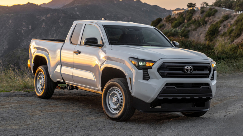 белая Toyota Tacoma припаркована на обочине пустынной дороги