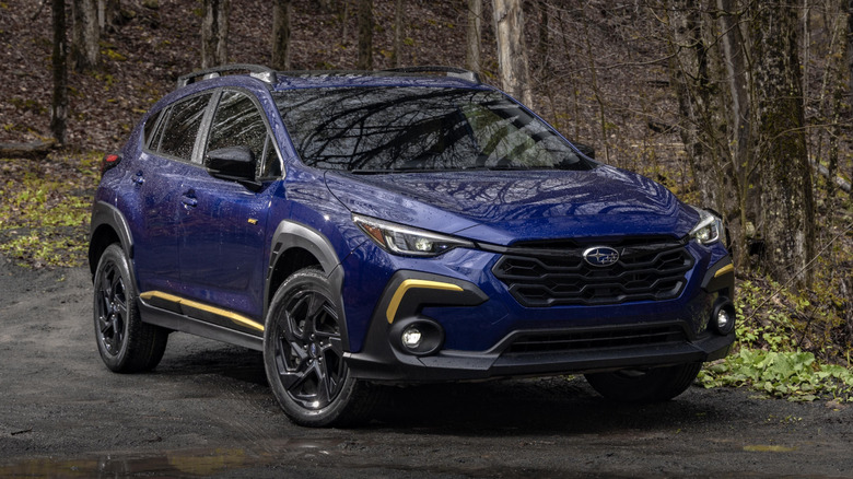 синий Subaru Crosstrek sport в лесу