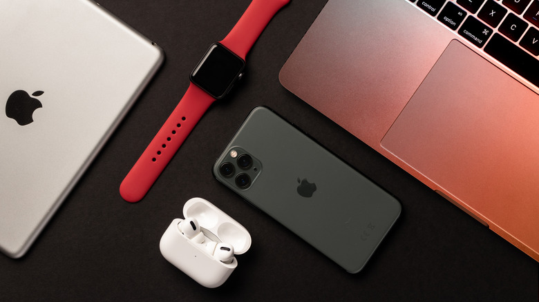 Несколько устройств Apple лежат на столе